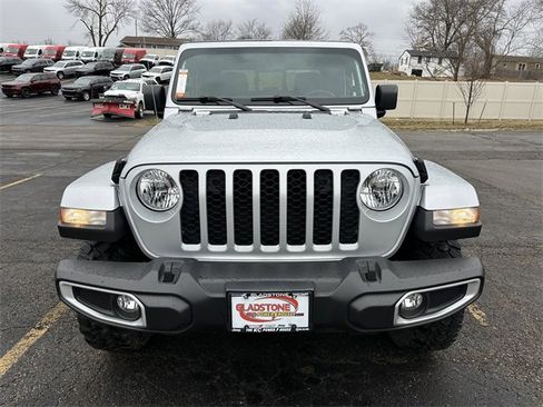 Used 2023 Jeep Gladiator Sport image 3