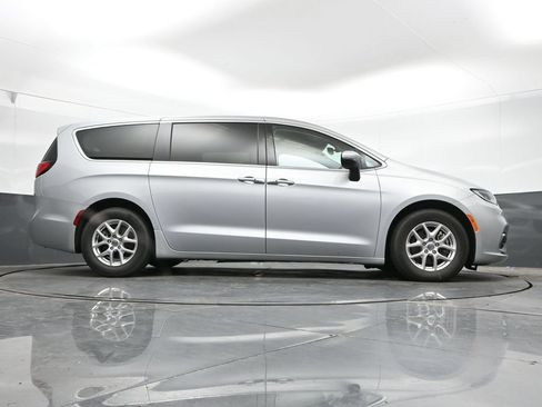Used 2023 Chrysler Pacifica Touring-L FWD image 42