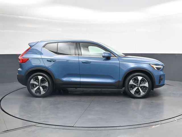 Used 2024 Volvo XC40 B5 Plus AWD/4WD image 3