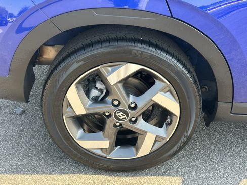 Used 2024 Hyundai Venue Limited FWD image 17