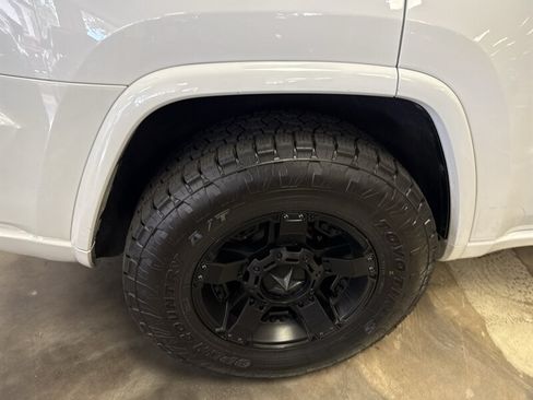 Used 2019 Jeep Grand Cherokee Overland RWD image 12