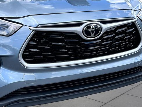 Used 2023 Toyota Highlander LE FWD image 29