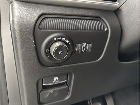 Used 2025 Jeep Wagoneer 4WD w/ Convenience Group I image 9