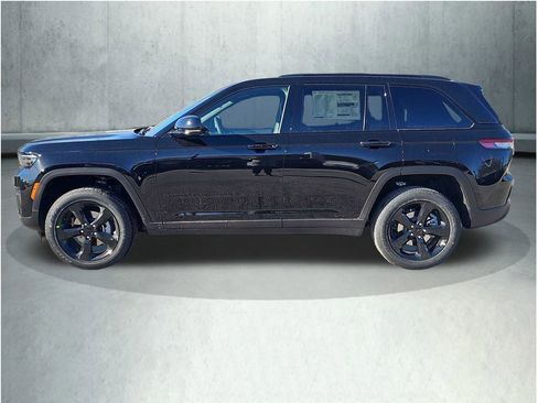 New 2025 Jeep Grand Cherokee Altitude image 3