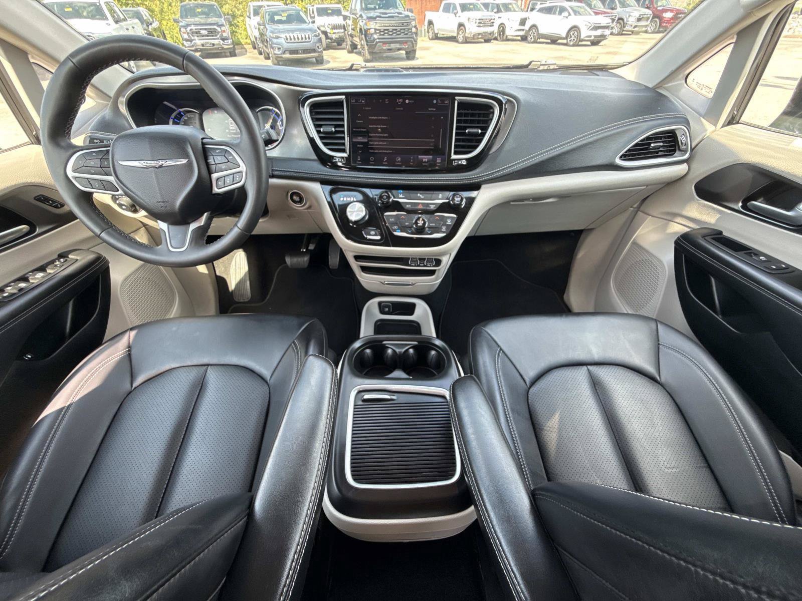 Certified 2024 Chrysler Pacifica Limited FWD image 16