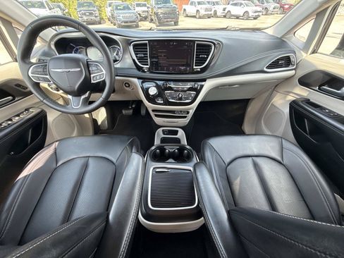 Used 2024 Chrysler Pacifica Limited FWD image 16