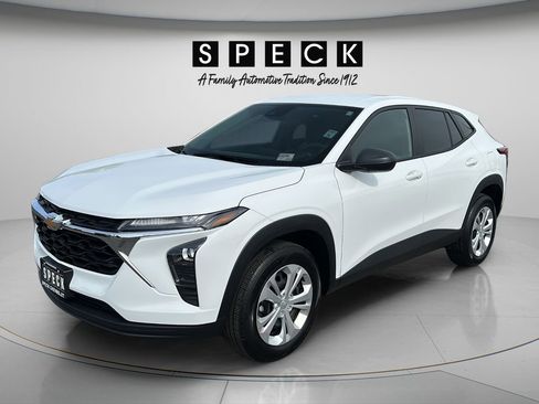 Used 2025 Chevrolet Trax LS FWD image 1