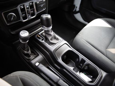 Used 2020 Jeep Wrangler Unlimited Sahara image 12