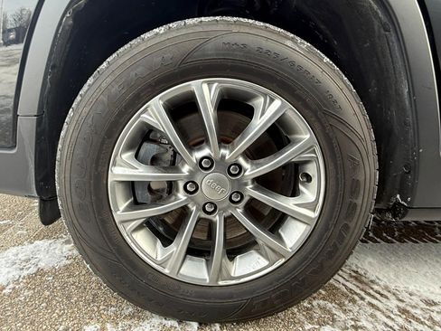 Used 2019 Jeep Cherokee Latitude Plus w/ Cold Weather Group image 6