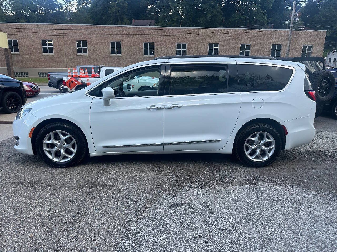 Used 2017 Chrysler Pacifica Touring-L w/ Tire & Wheel Group FWD image 4