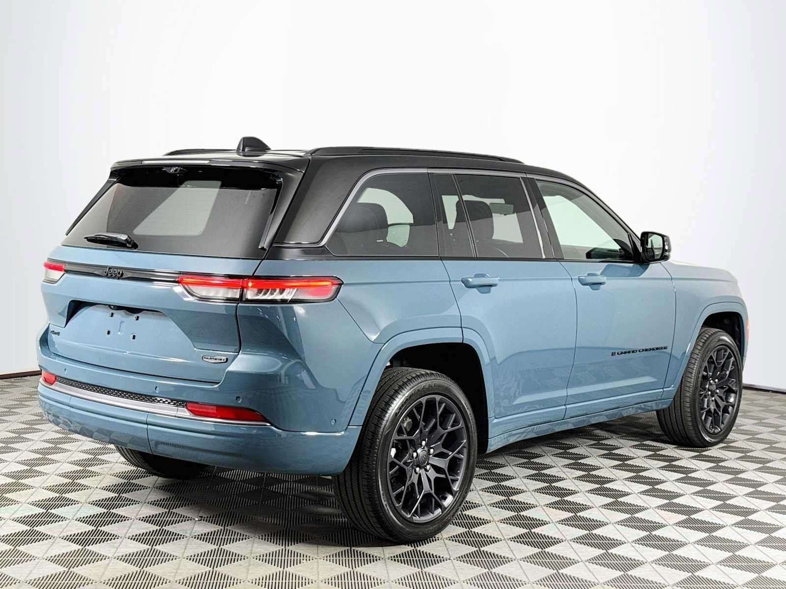 Used 2026 Jeep Grand Cherokee Summit w/ Obsidian Package AWD/4WD image 5