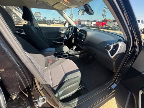 Used 2023 Kia Soul LX w/ LX Technology Package FWD image 12