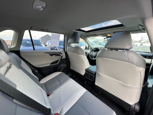 Used 2019 Toyota RAV4 Limited image 19