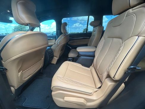 Used 2025 Jeep Grand Cherokee L Summit w/ Obsidian Package AWD/4WD image 8