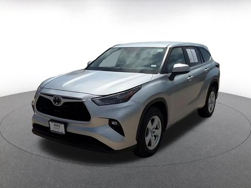 Used 2025 Toyota Highlander LE FWD image 7