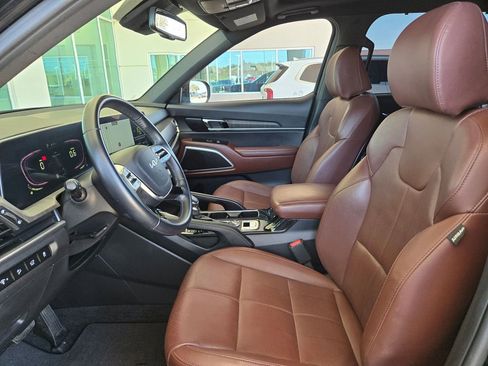 Used 2024 Kia Telluride EX w/ EX Captain's Chair Package image 9