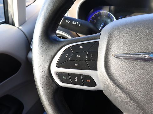 Used 2017 Chrysler Pacifica Touring-L image 27