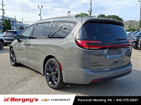 Used 2025 Chrysler Pacifica Limited FWD image 5