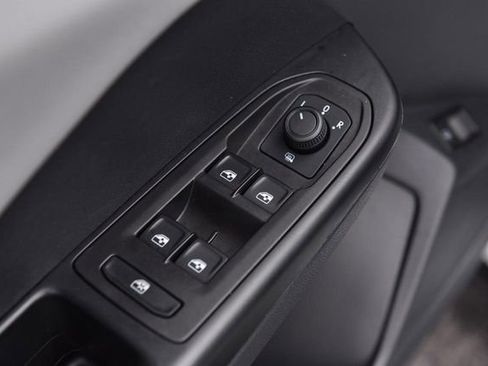 Used 2023 Volkswagen Taos SE w/ Panoramic Sunroof Package image 8