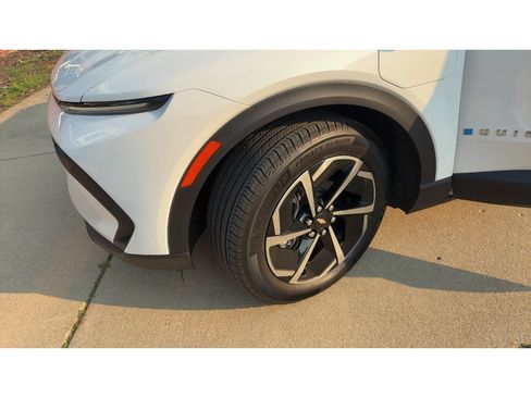 Used 2026 Chevrolet Equinox EV LT w/ LPO, All-Weather Mat Package FWD image 10