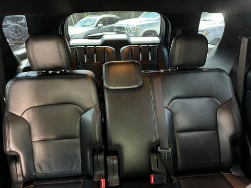 Used 2018 Ford Explorer XLT w/ Equipment Group 202A FWD image 28