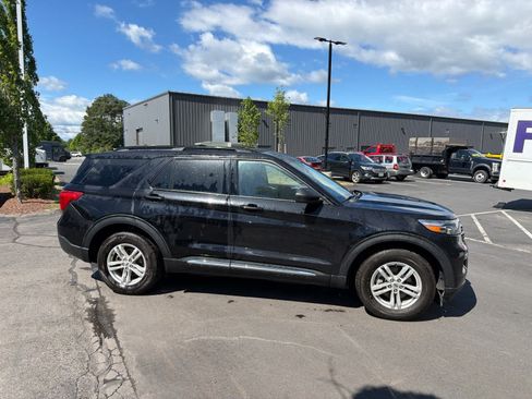 Used 2023 Ford Explorer XLT w/ Equipment Group 202A AWD/4WD image 4