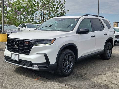 Certified 2023 Honda Pilot TrailSport image 3