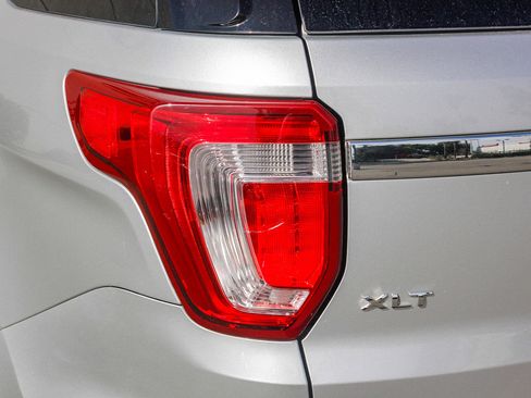 Used 2016 Ford Explorer XLT image 9