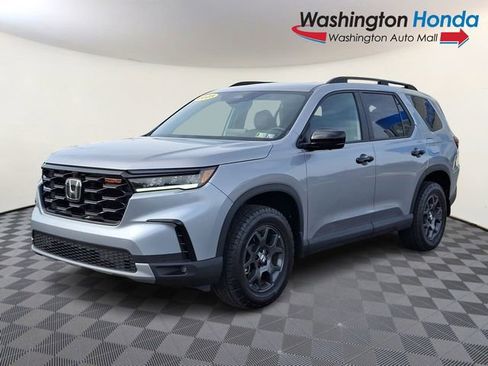 Certified 2025 Honda Pilot TrailSport image 3