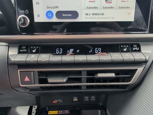 Used 2025 Toyota Camry SE w/ Convenience Package image 21