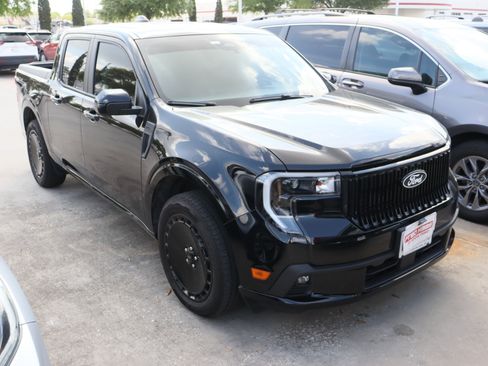 Used 2025 Ford Maverick Lobo image 2