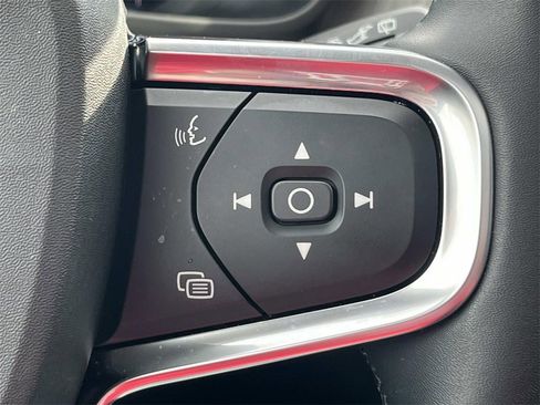 Used 2025 Volvo XC40 B5 Core w/ Climate Package image 32