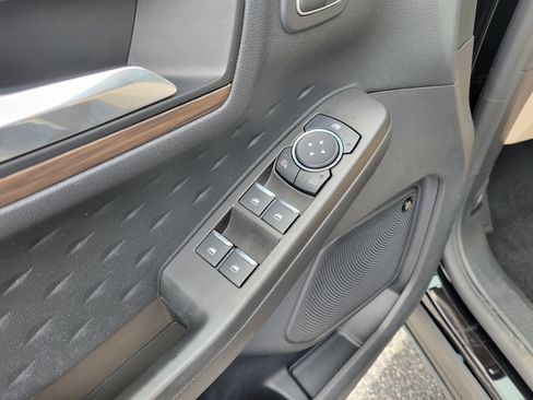 Used 2020 Ford Escape Titanium FWD image 26