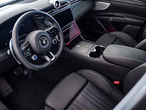 New 2025 Maserati Grecale GT image 12