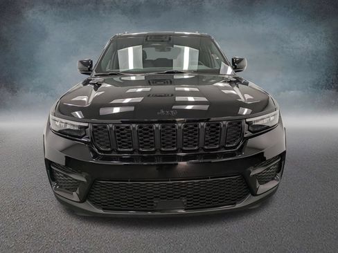Used 2025 Jeep Grand Cherokee Altitude AWD/4WD image 2