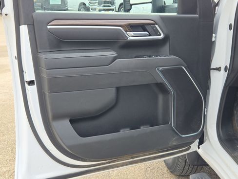 Used 2025 Chevrolet Silverado 2500 LT w/ Convenience Package image 11