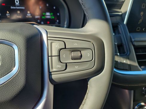 Used 2024 GMC Yukon SLT w/ SLT Luxury Package image 19