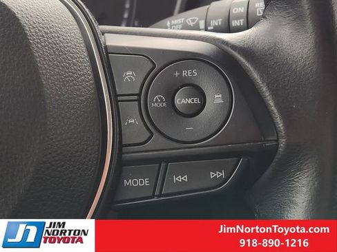 Used 2023 Toyota Corolla Cross XLE image 31