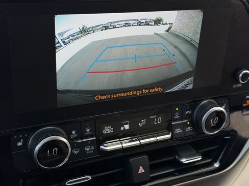 Used 2024 Toyota Highlander XLE FWD image 18