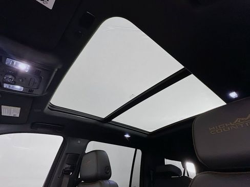 Used 2022 Chevrolet Suburban High Country image 22