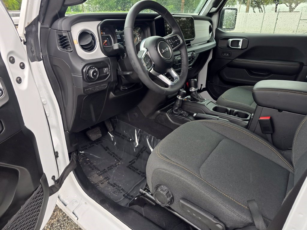 Used 2026 Jeep Wrangler Unlimited Sahara AWD/4WD image 14