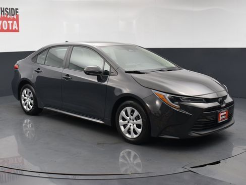 Used 2023 Toyota Corolla LE image 6
