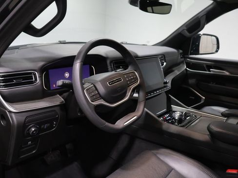 Used 2024 Jeep Wagoneer L Series III w/ Flexible Seating Group AWD/4WD image 13
