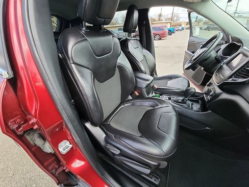 Certified 2019 Jeep Cherokee Latitude Plus image 24