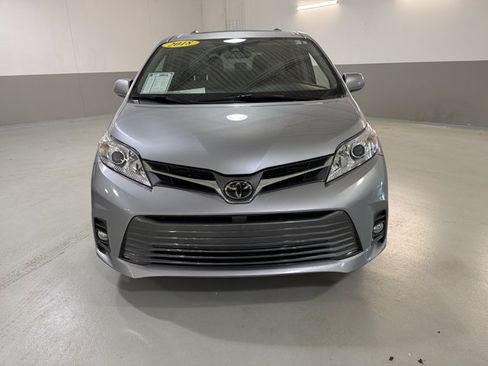 Used 2018 Toyota Sienna XLE FWD image 2