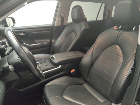 Used 2021 Toyota Highlander XLE FWD image 17