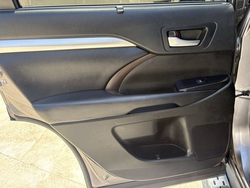 Used 2019 Toyota Highlander XLE FWD image 24