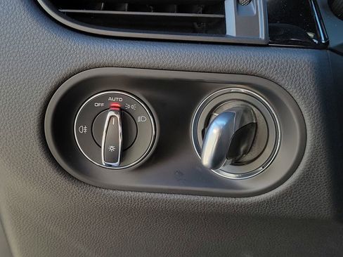 Certified 2024 Porsche Macan Base image 38