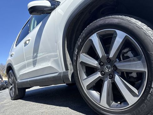 Used 2025 Honda Pilot Elite image 9