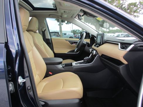 Used 2022 Toyota RAV4 XLE Premium image 12